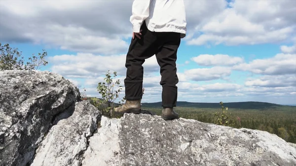 Visão traseira em Man standing on the mountain cliff — Fotografia de Stock