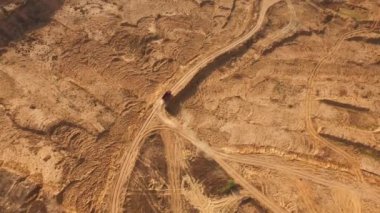 Çölde kumlu bir parça hareket büyük kırmızı kamyon hava görünümünü. Çöl gezisi.
