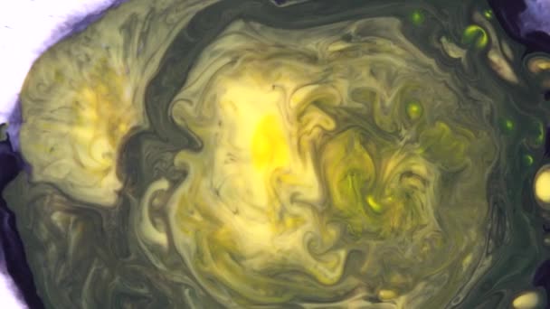 Gros plan d'encres jaunes et noires se mélangeant sur une surface liquide blanche. Concept d'art . — Video