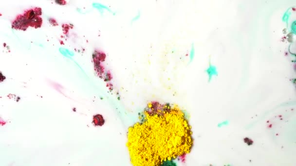 다채로운 분말 잉크 우유, 평면도에 흐르는. 흰색 액체의 표면에 건조 화려한 페인트 닫습니다. — 비디오