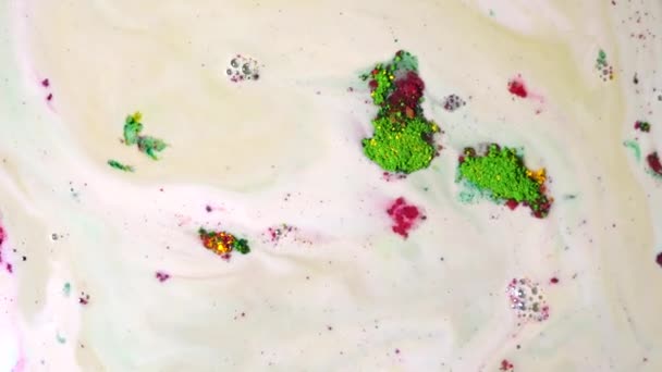 Kleurrijke poeder inkt stroomt op melk, bovenaanzicht. Close-up voor droge kleurrijke verf op oppervlak van witte vloeistof. — Stockvideo
