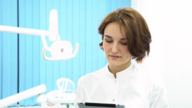 Tablet pc bilgisayar ayakta tıp kabine, sağlık, teknoloji ve tıp kavramı ile kadın doktor. Güzel kadın doktor iin Beyaz önlük dokunarak tablet için yakın çekim.