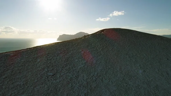 Natursköna Flygfoto över en frusen dal på Island som omges av berg som är täckt med snö och is. Snow Mountain i Island. Flygfoto och ovanifrån. Isländsk natur och landskap — Stockfoto