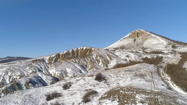 알프스-조감도 겨울에 눈 아래 산입니다. 푸른 하늘 가진 눈 산맥 풍경 파노라마 — 스톡 사진