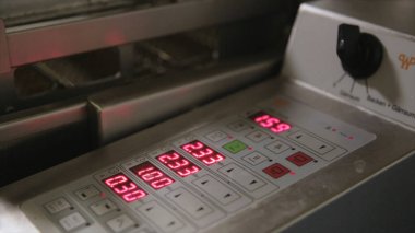 Çörek kızartma yağ fabrikası, kızarmış hamur şekerleme veya tatlı gıda kavramı içinde hazırlama işlemi. Donut ekmek yağ kaynar suda koyarak.