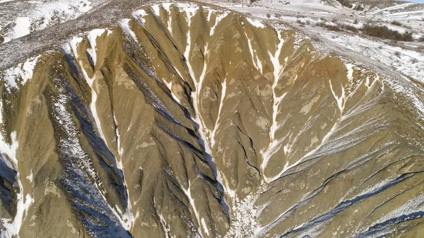 Εναέρια άποψη σε χιονισμένα βουνά. Επική Άλπεις Πανόραμα. Κηφήνας πλάνο αλπική βουνά, κηφήνας φαίνεται στο βραχώδης άκρη βουνό και χιόνι — Φωτογραφία Αρχείου
