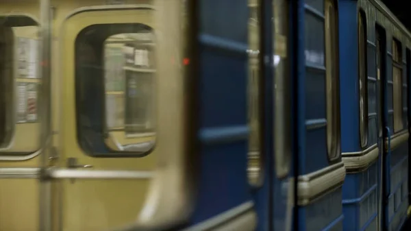 Close-up voor ramen van het ondergrondse vervoer op het metrostation. Bewegende ramen van een lege metro trein. — Stockfoto