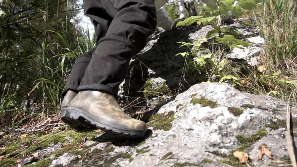 岩のパスのアクションでゴムのブーツをハイキングのクローズ アップ。晴れた日に山に登る男性のステップを作る. — ストック写真