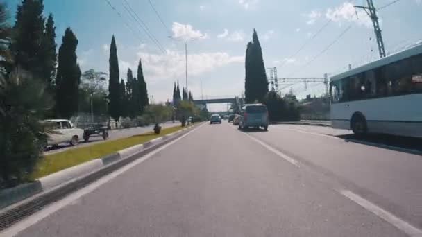 Pohled z motorové vozidlo na silnici v Soči v blízkosti železnice. Scénu. Krasnodar region, Rusko. — Stock video