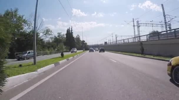 Vista desde el automóvil en una carretera en Sochi cerca de los ferrocarriles. Escena. Región de Krasnodar, Rusia . — Vídeo de stock