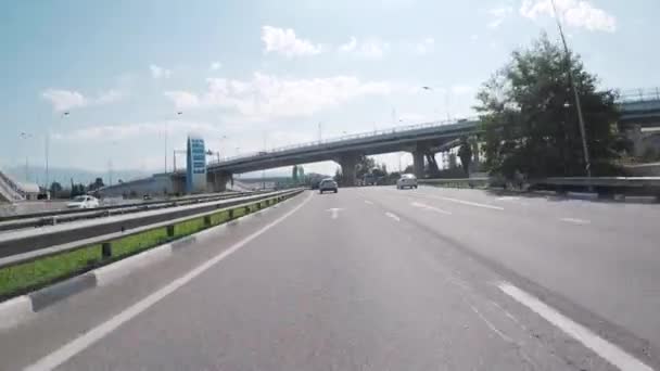 Visa från bil av en tudelad road utbyter ”Adler Ring” Sochi. Scen. Krasnodar region, Ryssland. — Stockvideo
