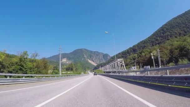 푸른 하늘 및 백색 인종 산 철도 근처 고속도로에서 이동 하는 자동차. 장면입니다. 소 치, 크라스노다르 지역, 러시아. — 비디오
