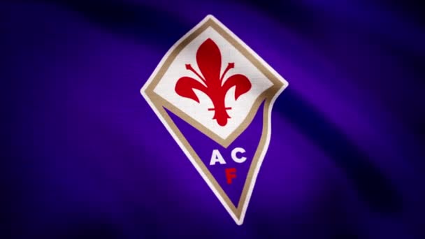 Die Fahne des FC Fiorentina weht auf transparentem Hintergrund. Nahaufnahme einer wehenden Fahne mit dem Logo des Fußballklubs fc fiorentina, nahtlose Schlaufe. redaktionelle Animation — Stockvideo
