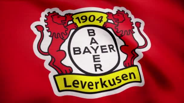 FC Bayer Leverkusen drapeau agite sur fond transparent. Gros plan du drapeau ondulé avec le logo du club de football FC Bayer Leverkusen, boucle transparente. Animation éditoriale — Video