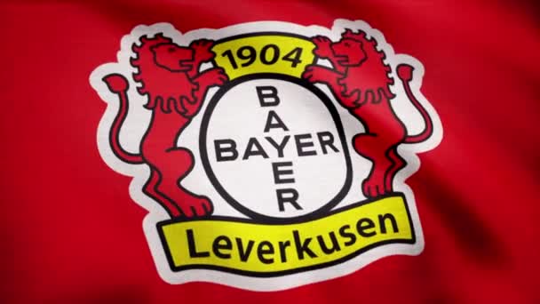 Auf transparentem Hintergrund weht die Fahne des fc bayer leverkusen. Nahaufnahme einer wehenden Fahne mit dem Logo des Fußballklubs fc bayer leverkusen, nahtlose Schleife. redaktionelle Animation — Stockvideo