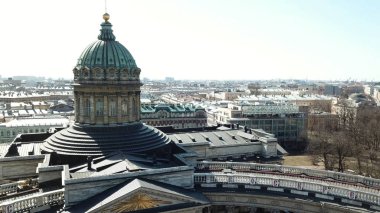 Hava inanılmaz cityscape Kazan Katedrali, Saint Petersburg, Rusya için. Kubbe ve güzel Kazan Katedrali sütunlarından gökyüzü arka plan temizleyin.