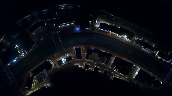 Vista aérea superior de la calle, carretera con tráfico por la noche. Carretera con coches en movimiento en la oscuridad de una gran ciudad, vista desde arriba . — Foto de Stock