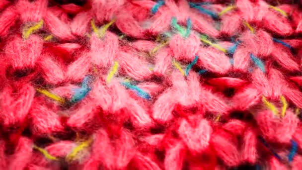 Textura de lana, primer plano de patrón textil drapeado. Fondo de tela de textura de lana. Detalles visibles en hilos delicados, que componen la tela tejida — Vídeo de stock