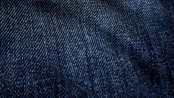 Dżins teksturowane trzepotanie niebieski. Ożywiony ruch płótna. Fale materiału — Wideo stockowe