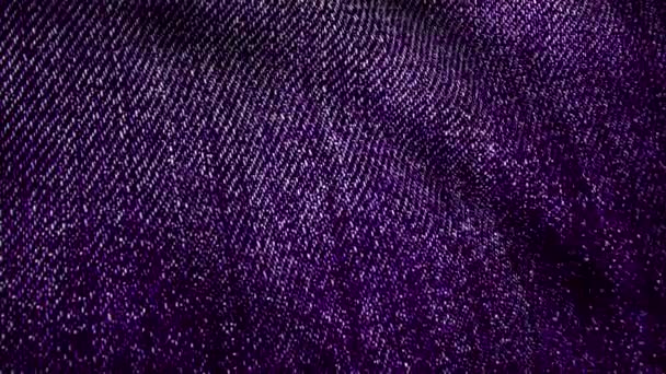 Tissu denim texturé violet flottant. Mouvement animé de la toile. Les vagues de la matière 