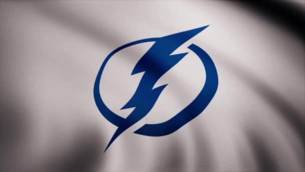 Close-up van de vlag met de Tampa Bay Lightning Nhl hockey team logo, naadloze loops, blauwe achtergrond zwaaien. Redactionele animatie — Stockvideo