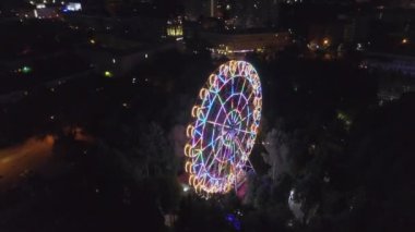 Eğlence Parkı havadan çekim gece şehir ışıkları. Küçük. Havadan görünümü güzel dönme dolap ön arka plan aydınlatma yaz gece hareketli