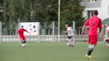 Moskova, Rusya - 14 Haziran 2018: Futbol maçı. Sahne. İki futbol açık havada top oynarken takım. Futbol oyun açık havada, yeşil alan ile işaretler, oyuncu bir top ile çalışan