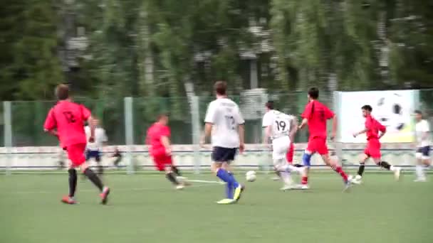 MOSCOW, RÚSSIA - 14 de junho de 2018: Jogo de futebol. Cena. Duas equipas a jogar futebol ao ar livre. Jogo de futebol ao ar livre, campo verde com marcações, jogadores correndo ao redor com uma bola — Vídeo de Stock