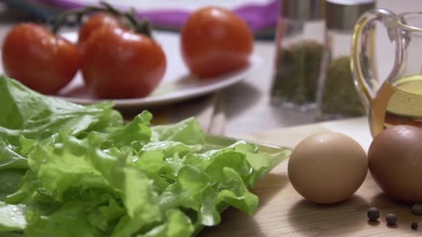 Ingrédients frais pour le régime alimentaire et faible en calories. Scène. Tomates cerises, poivrons, alimentation saine. Tableau des légumes — Video