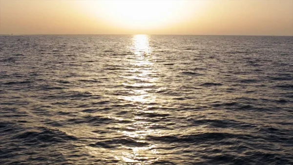 Wunderschöner Sonnenuntergang über dem Meer und dem Deck der Yachtkante. Aktien. atemberaubende Meereslandschaft, Wellen im Meer und die Sonne am Horizont. — Stockfoto