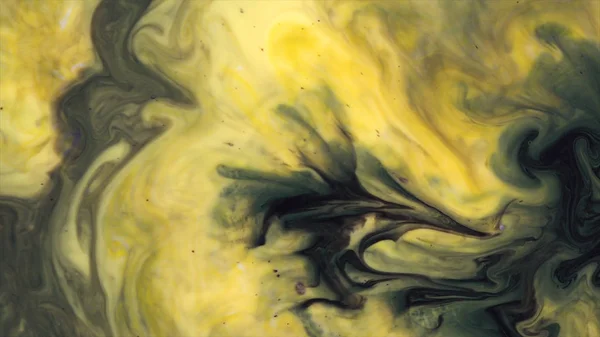 Vista superior de pinturas coloridas mezcladas en agua. Hermoso fondo de manchas de tinta amarilla y negra . —  Fotos de Stock