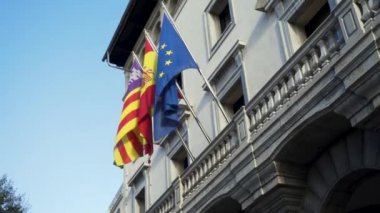 Embassy Ev cephesinde Avrupa ülkelerinin bayrakları. Hisse senedi. Arka bina Grey rüzgarda çırpınan renkli afiş.