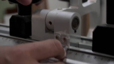 Marangozluk içinde ölçüm makinasıyla eller için kapatın. Görüntüleri. Ölçek işareti üzerinde tespit ölçüm düzeneğini süreci.