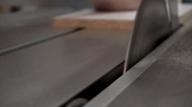 Marangoz atölyesinde ahşap tahta kesme için daire testere kullanarak için kapatın. Footage.Male alt kenarına tahta bir testereyle kırpar..