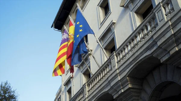 Flaggor i Europeiska länder på ambassaden hus fasad. Lager. Färgglada banners som fladdrar i vinden på grå byggnad bakgrund. — Stockfoto