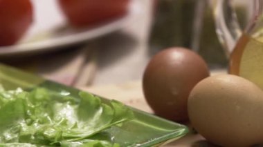 Plaka - ağır çekimde video üzerinde düşen marul. Sahne. Düşen ve su ile marul damla