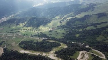 Dağlarda dolambaçlı yol hava görünümünü. Ağaçlar ve dolambaçlı yol dağların güzel manzara
