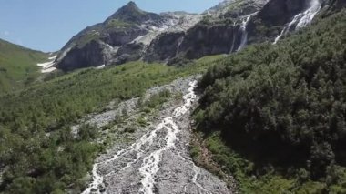 Dağ manzarası hava görünümünü. Havadan görünümü dağ orman, akan nehir, gökyüzü ve bulutlar karşı ağaçlarıyla kaplı.