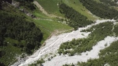 Havadan görünümü. Güzel dağ nehir üzerinde uçan. Manzara panorama
