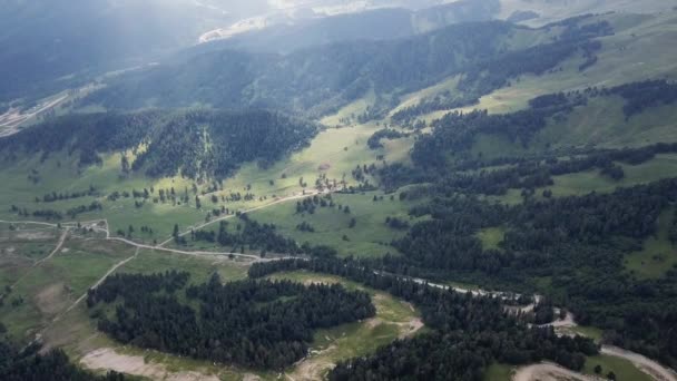 Vista aérea del sinuoso camino en las montañas. Hermoso paisaje de montañas con árboles y camino sinuoso — Vídeo de stock