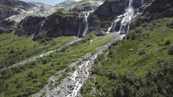 Vue aérienne du paysage montagneux. Vue aérienne de la forêt couverte de montagnes, arbres avec rivière qui coule, contre le ciel et les nuages 