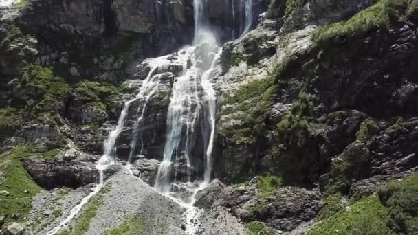 Primeros planos de las cascadas de montaña. Vista aérea de la cascada gigante que fluye en las montañas. Hermoso paisaje — Vídeo de stock