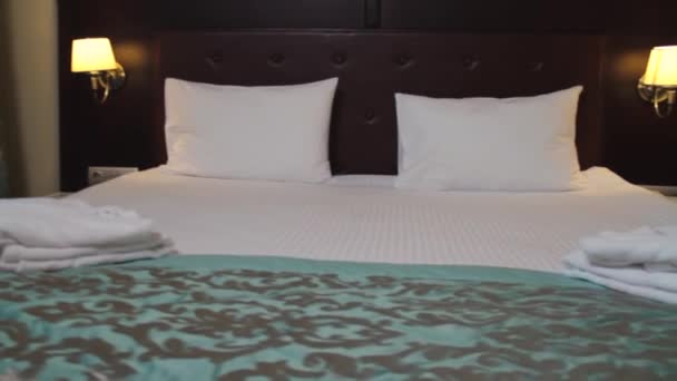 Pokój w hotelu. Sceny. Piękny pokój z podwójnym łóżkiem — Wideo stockowe