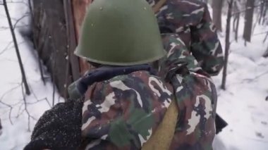 Askerler silah fırtına ile kışla. Küçük. Silah ile askeri asker