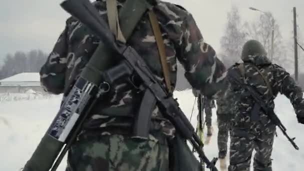 スキー、銃での軍事。クリップ。森の中でのスキーで兵士たちのグループ — ストック動画