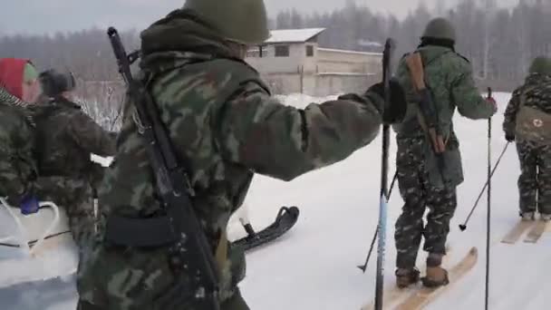拿着枪的滑雪板上的军人。剪辑。在树林里滑雪板上的一群士兵 — 图库视频影像