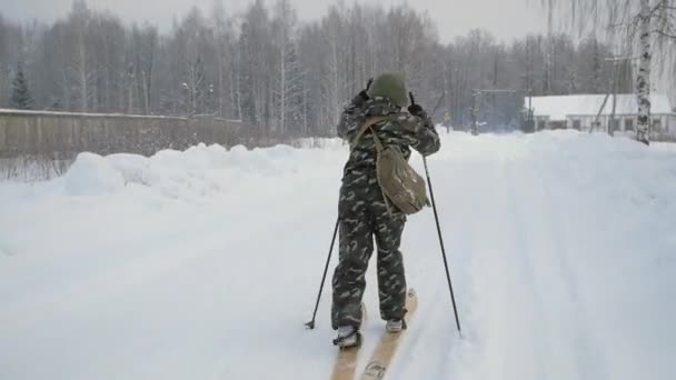 Katonai a síléc a fegyvereket. Klip. Csoport katonák a síléc az erdőben — Stock videók