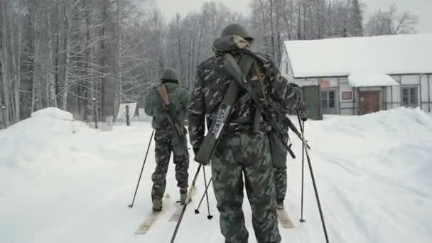 Armáda na lyže s zbraně. Klip. Skupina vojáků na lyžích v lese — Stock video