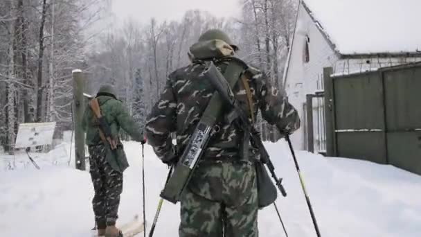 Στρατιωτική για σκι με ένα όπλα. Κλιπ. Ομάδα στρατιωτών για σκι στο δάσος — Αρχείο Βίντεο