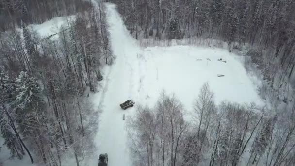 Військові Apc в лісі під час військових навчань. Кліп. Вид зверху військових бронетранспортери в лісі взимку — стокове відео